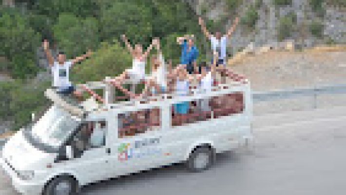 Eray Group Rent A Car ofisinde kiralık araçlar, tur danışmanlığı ve VIP transfer hizmeti aracı