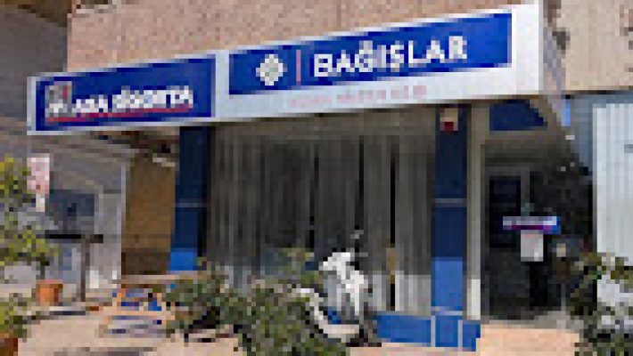 Bağışlar Sigorta ofisinde sigorta danışmanları müşterilere hizmet verirken çekilmiş görüntü