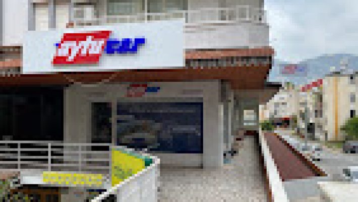 Aytucar Rent A Car Alanya ofisinde park edilmiş kiralık araçlar, ön planda sedan ve SUV modelleri