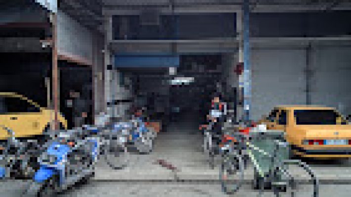 Koçak Motor atölyesinde motosiklet tamiri ve bakım işlemleri yapılırken çekilmiş görüntü