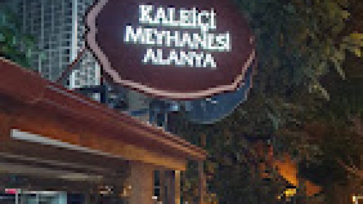 Kaleiçi Meyhanesi Alanya’da geleneksel meyhane masası, mezeler ve sıcak, nostaljik ortam.