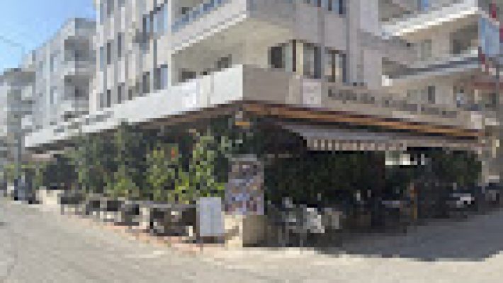 Kaşıkara Ocakbaşı Restaurant’ta sıcak ocakbaşı ortamında mangalda pişirilen etler ve masalarda servis edilen mezeler.