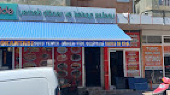 Lokma Pide Salonu’nda fırından yeni çıkmış pideler ve sıcak, samimi restoran iç mekanı.