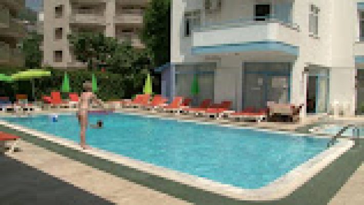 Alanya’daki Anahtar Apart Hotel’in balkonlu daireleri ve açık yüzme havuzu
