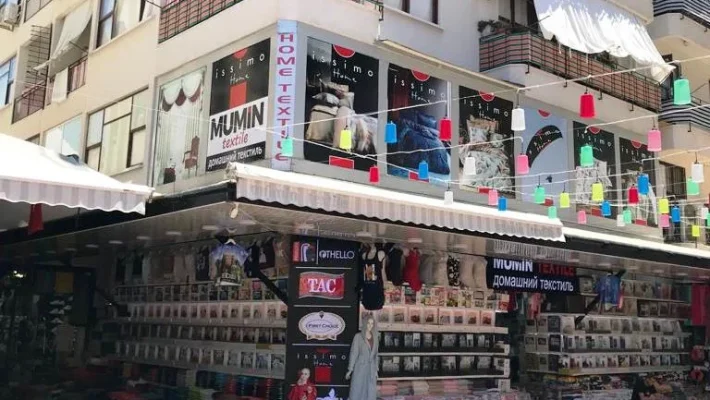 Mümin Textile Alanya mağazasında perde, nevresim, halı ve ev tekstili ürünleri geniş ürün yelpazesiyle sergileniyor