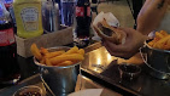 Enjoy Burger Sports Bar Alanya’da leziz burgerler ve spor keyfi bir arada.