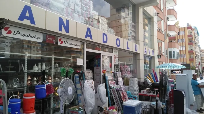 Anadolu Züccaciye AVM mağazasında mutfak gereçleri, ev eşyaları ve dekoratif ürünler düzenli şekilde sergilenmiş