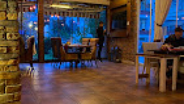 Cafe Keyif’te huzurlu atmosferde kahve ve tatlı keyfi.