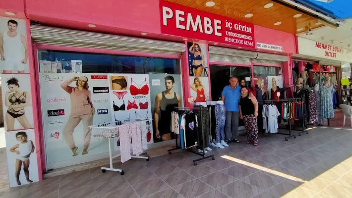 Alanya Pembe İç Giyim mağazasında kadın sütyen, külot, pijama ve gecelik ürünleri şık bir şekilde vitrinlerde sergileniyor.