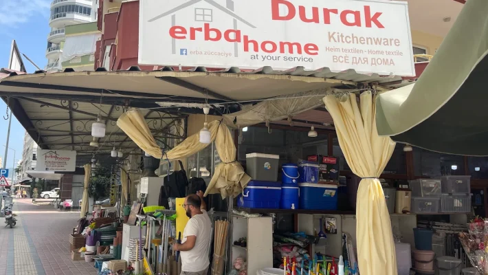 Erba Home Züccaciye mağazası, modern mutfak gereçleri, tencereler, tabak ve çatal-kaşık setleri ile vitrin görünümü