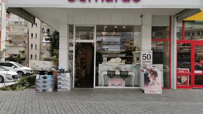 Alanya Bernardo mağazası içi ve ürün reyonları, modern mobilya ve dekorasyon ürünler