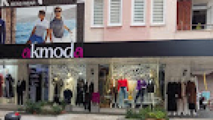 AK Moda Alanya – Okul üniformaları ve tesettür giyim ürünlerinin bulunduğu modern ve hijab dostu butik mağaza.