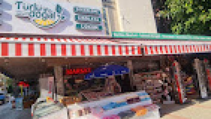 Türlü Doğal Gurme mağazasında sergilenen lokum çeşitleri, kuruyemişler ve doğal gurme lezzetler.