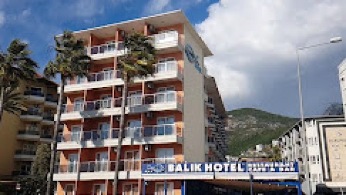 Alanya’da denize yakın konumda yer alan Balık Hotel’in dış cephesi ve balkonlu odaları