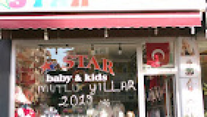 Star Baby & Kids Alanya – Bebek ve çocuk giyim ürünlerinin vitrinlerde sergilendiği modern ve şık mağaza.