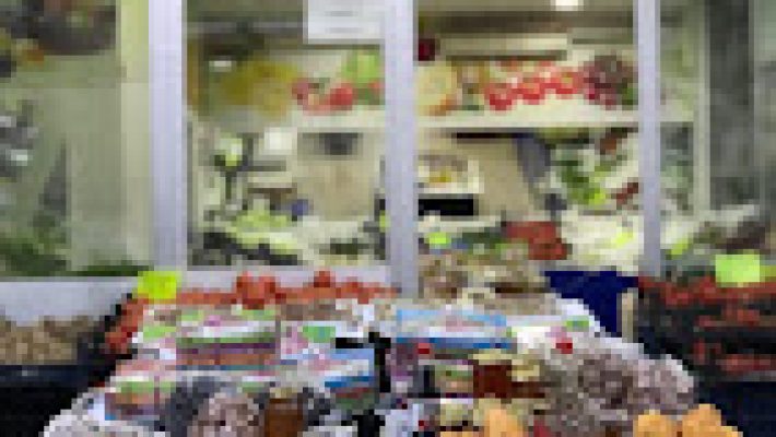 Tutku Manav’da sergilenen taze meyve ve sebzeler, doğal ve renkli ürün çeşitleri.