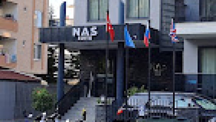 Nas Suite’in modern mimariye sahip dış cephesi ve balkonlu daireleri, Alanya