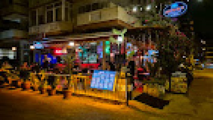 Bison Restorant Cafe Bar’ın modern dekorasyonlu, sıcak ışıklandırmalı ve hem iç hem dış oturma alanına sahip şık ortamı.