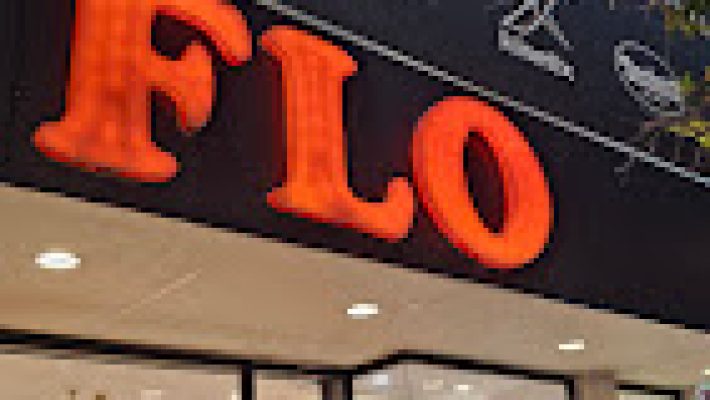 FLO Alanya Cadde Mağazası’nda sergilenen erkek, kadın ve çocuk ayakkabı modelleri ve mağaza içi düzen.