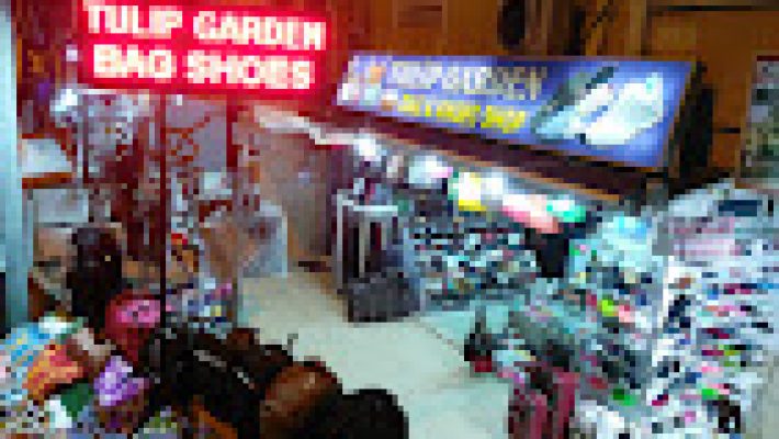 Tulip Garden Bags Shoes mağazasında sergilenen kadın çantaları, ayakkabıları ve aksesuar koleksiyonları.