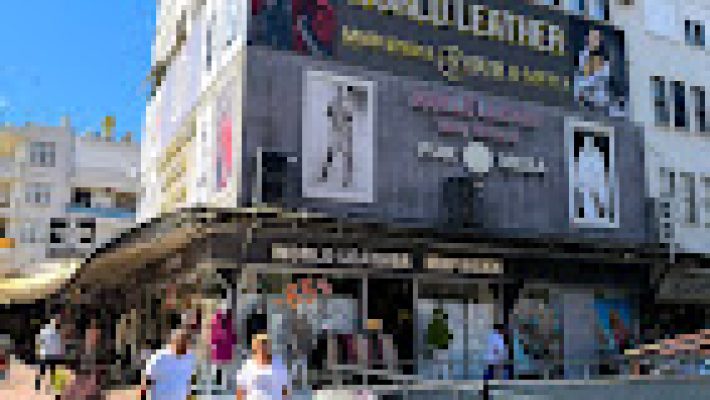 World Leather mağazasında sergilenen deri çanta, cüzdan ve aksesuar koleksiyonları, modern ve şık tasarımlar.