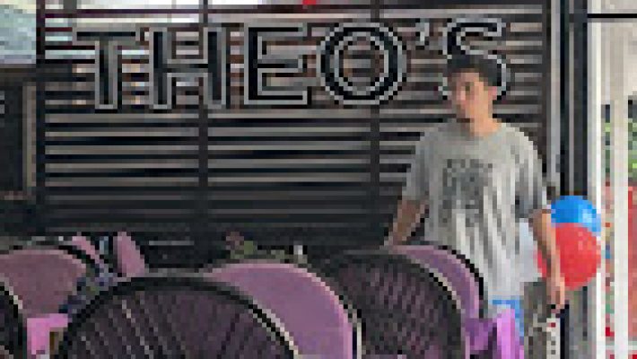 Theo's Place Restaurant & Bar’ın deniz manzaralı terasında, şık masa düzenleri eşliğinde servis edilen taze deniz ürünleri ve özel içecekler.