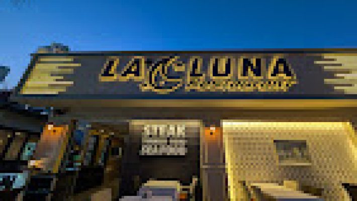 Deniz manzarasında ızgara et ve taze balık lezzetleri sunan La Luna Steak & Fish Restaurant 🍷🥩🐟