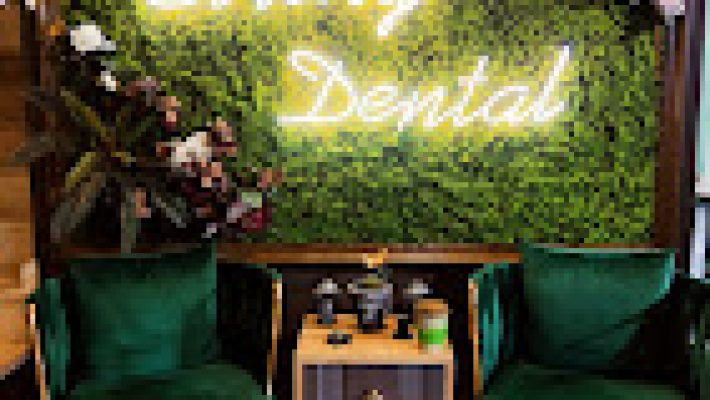 “STRONGDENTAL Özel Güçlü Ağız ve Diş Sağlığı Polikliniği modern muayene odası ve dental ekipmanlarla donatılmış profesyonel klinik.”