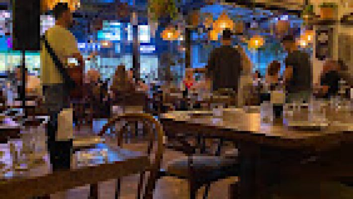 Found by Lost’un bohem tasarımlı iç mekânında, doğal ahşap detaylar ve sıcak aydınlatma eşliğinde sunulan kahve ve tatlılar.