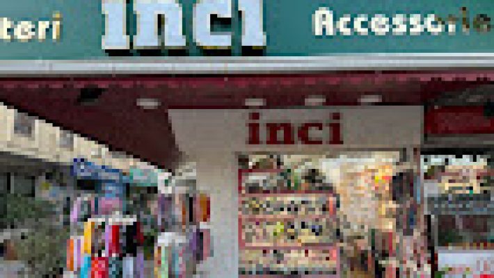 İnci Bijuteri – Alanya’da şık kolye, bilezik, küpe ve aksesuar ürünleriyle vitrin sunumu.