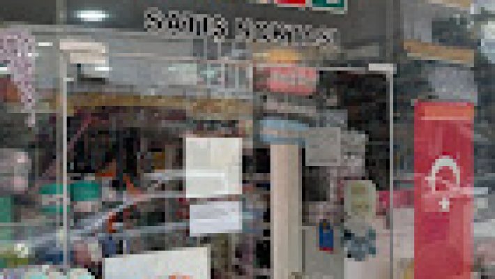 Alanya Alize satış noktasında çeşitli renk ve kalınlıklarda Alize marka iplikler, yünler ve örgü malzemeleri sergileniyor.