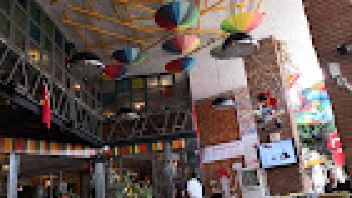 Up and Down Alanya’da deniz manzarası eşliğinde akşam keyfi ve eğlenceli atmosfer.