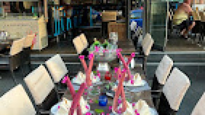 Bistro Bahama Restaurant Cafe & Bar’da deniz manzarası eşliğinde yemek ve keyifli bar atmosferi.