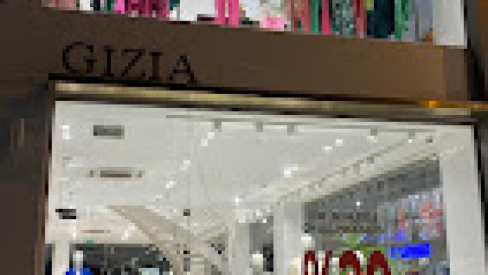 GIZIA Alanya, modern kadın giyiminin en şık ve prestijli adreslerinden biridir. Günlük giyimden özel gün elbiselerine, şık ofis kombinlerinden zarif aksesuarlara kadar geniş bir ürün yelpazesi sunar.