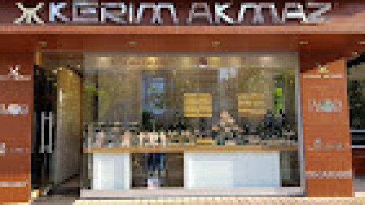 Kerim Akmaz Kuyumculuk mağazasında sergilenen altın ve pırlanta takılar, yüzük, kolye ve bilezik koleksiyonları.