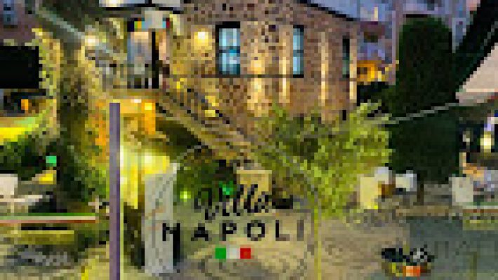 Villa Napoli Restaurant’ta Akdeniz esintili şık masa düzeni ve özenle hazırlanmış gurme tabaklar.