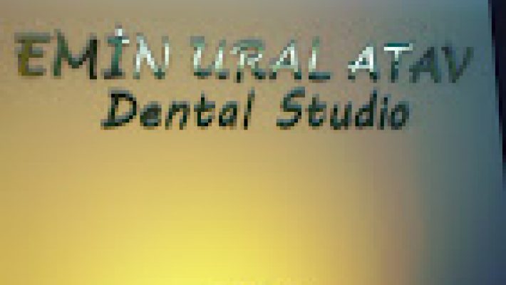 “Diş Hekimi Emin Ural Atav’ın modern muayenehane ortamı ve diş tedavi ekipmanları.”