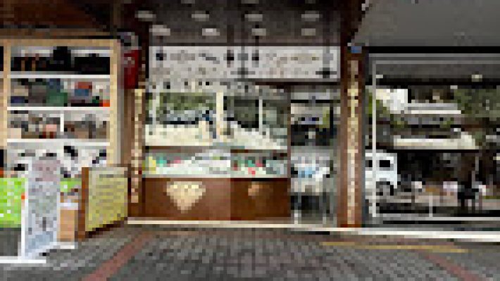 Roy Kuyumculuk mağazasında sergilenen altın ve pırlanta takılar, yüzük, kolye ve bilezik koleksiyonları.