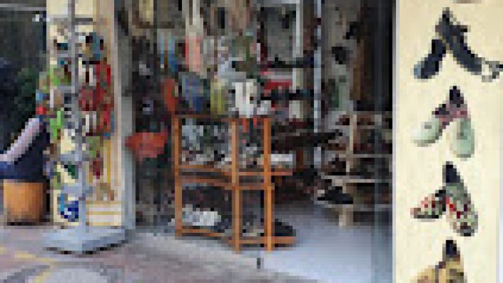 Asım Usta Alanya Sandals Hand Made Shoe – El yapımı deri sandaletlerin sergilendiği atölye vitrini.