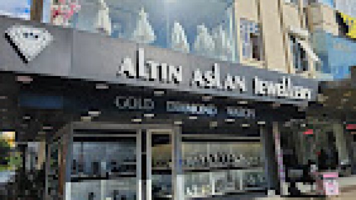 Altın Aslan mağazasında sergilenen altın ve pırlanta takılar, yüzük, kolye, bilezik ve özel tasarım setler.