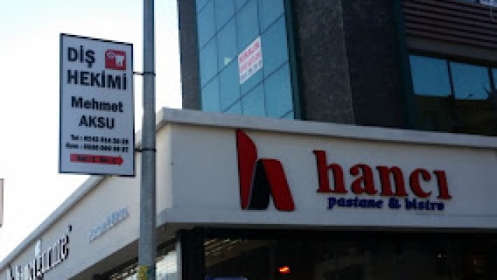 “Diş Hekimi Mehmet Aksu’nun modern muayenehane ortamı ve dental ekipmanlarıyla donatılmış klinik alanı.”