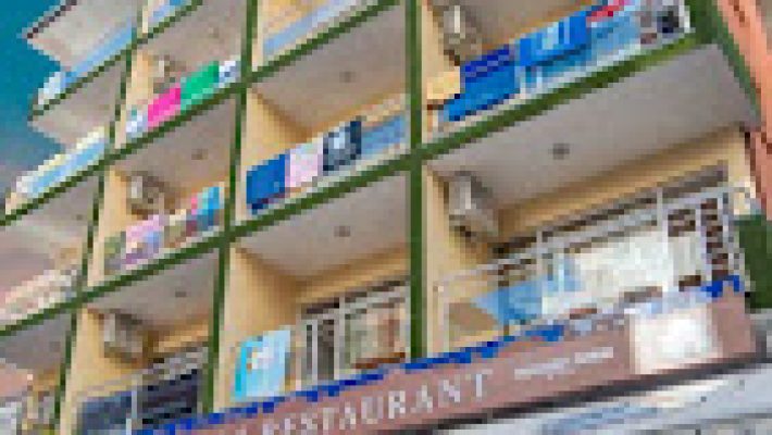 Kleopatra Bebek Otel’in giriş cephesi, balkonlu odaları ve palmiyelerle çevrili bahçesiyle birlikte gündüz ışığında görüntülenmiş