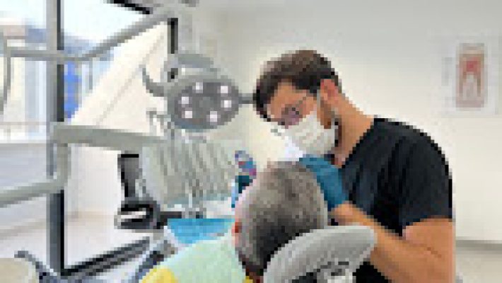 “Diş Hekimi Emre Cız’ın modern muayenehanesi ve dental ekipmanlarla donatılmış klinik alanı.”