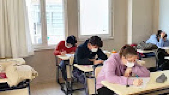 Doğru Cevap Eğitim Kurumları’nda öğrenciler sınıf ortamında ders çalışırken ve öğretmen anlatım yaparken.