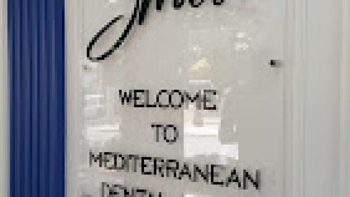 “Mediterranean Dental Clinic modern muayene odası ve dental ekipmanlarla donatılmış profesyonel diş sağlığı merkezi.”