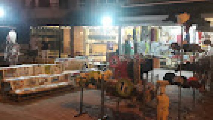 Alanya Bamboo Textil mağazasında deri, kürk ve tekstil ürünleri sergisi.