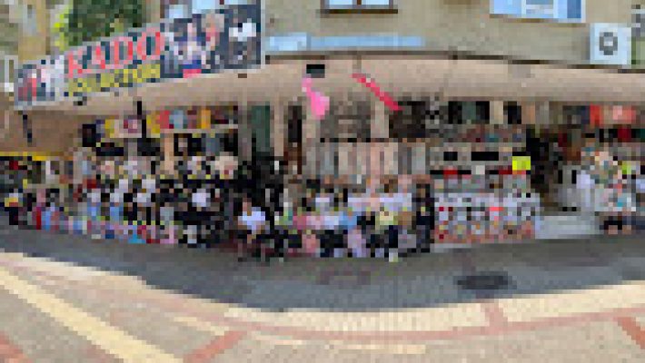 Kado Collection mağazasında şık takı ve aksesuarların sergilendiği modern vitrin görünümü.