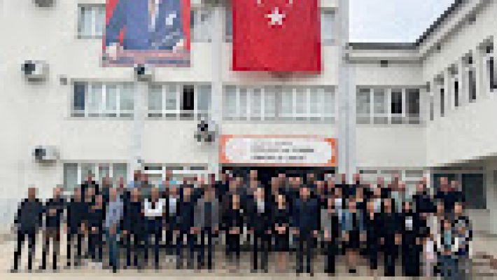 Alanya Mesleki ve Teknik Anadolu Lisesi öğrencileri uygulamalı ders laboratuvarında çalışırken ve öğretmen rehberlik ediyor.