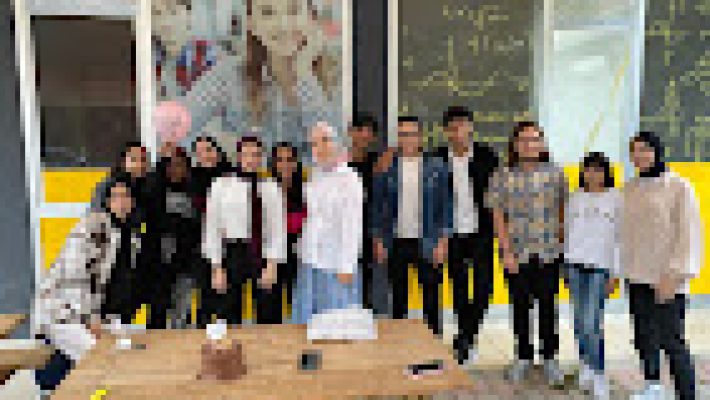 Alanya Kültür Kişisel Gelişim Kursu’nda öğrenciler bireysel yeteneklerini geliştirmek için eğitim alıyor.