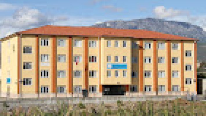 Demirtaş Nihal Demirel Ortaokulu’nda öğrenciler sınıfta ders çalışırken ve öğretmen rehberlik ediyor.